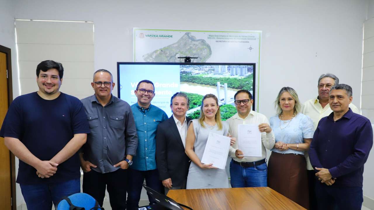 Prefeita Flávia Moretti e Fipe entregam diagnóstico preliminar sobre saneamento básico à Câmara Municipal de Várzea Grande